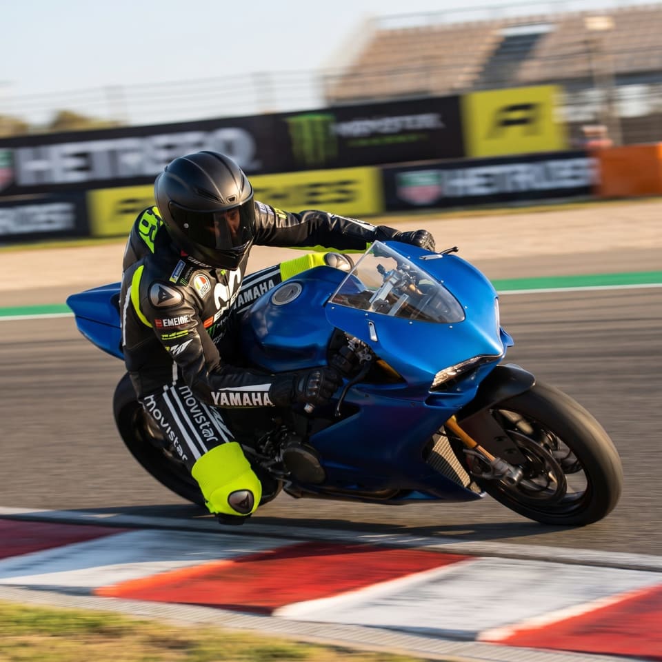 Mono Dainese Réplica Yamaha VR46: piloto en pista con el equipo puesto