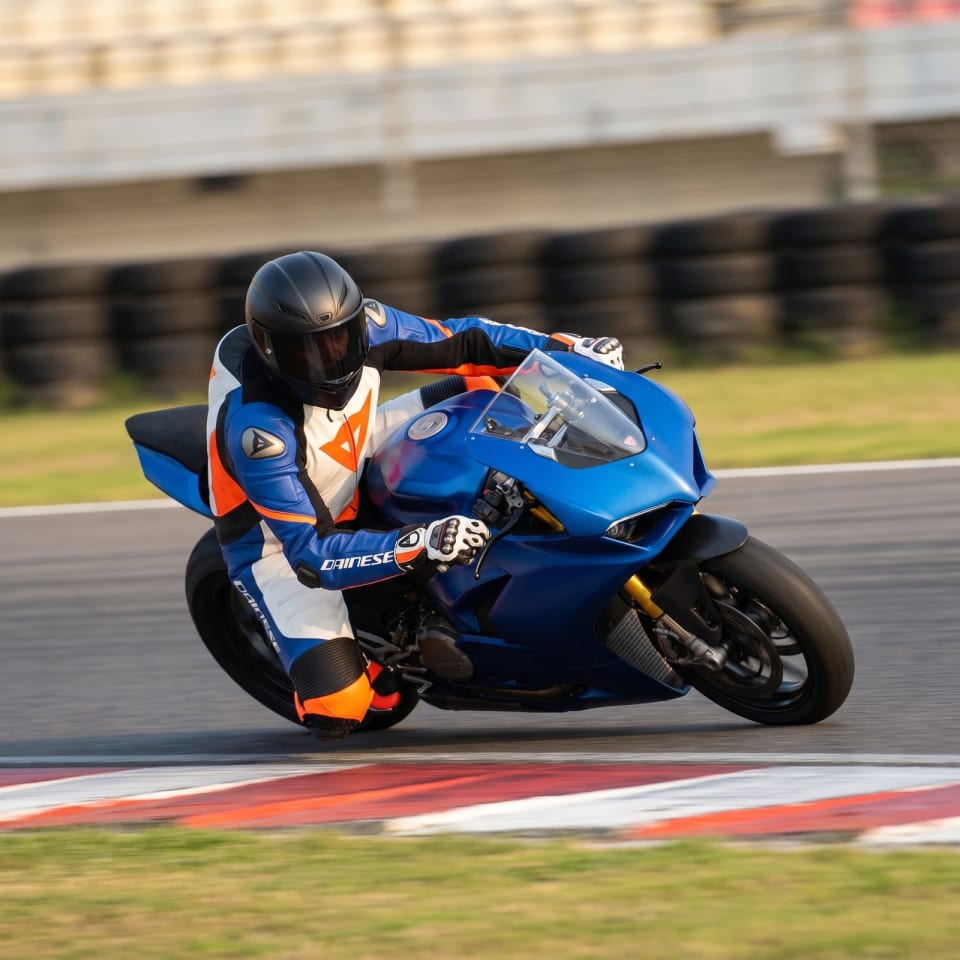 Set Dainese Naranja/Azul: piloto en pista con el equipo puesto