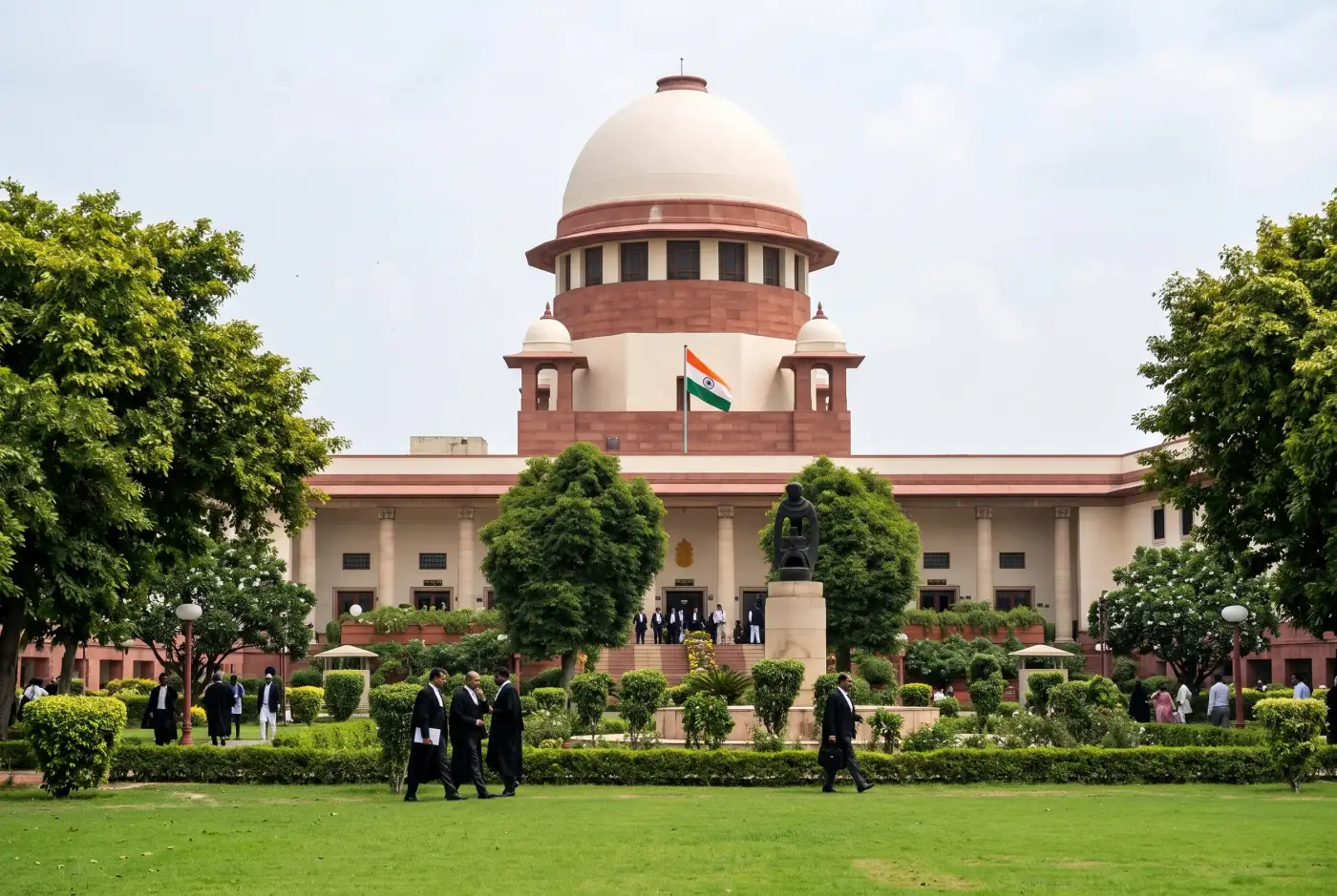भारत के सुप्रीम कोर्ट की इमारत का बाहरी दृश्य, दिन की रोशनी में