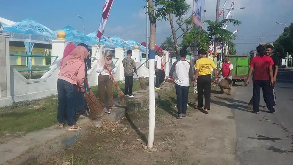 Salut, Ibu Bupati Sampang Hj. Mimin Haryati Ikut Bersih Bersih Margalela