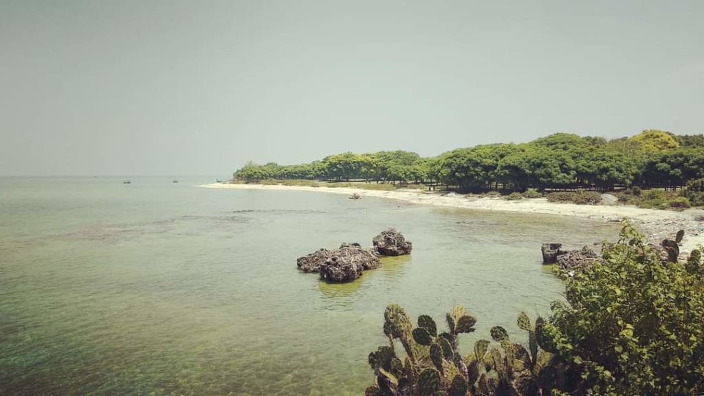 Keindahan Pantai Candin Di Pulau Mandangin, Sampang