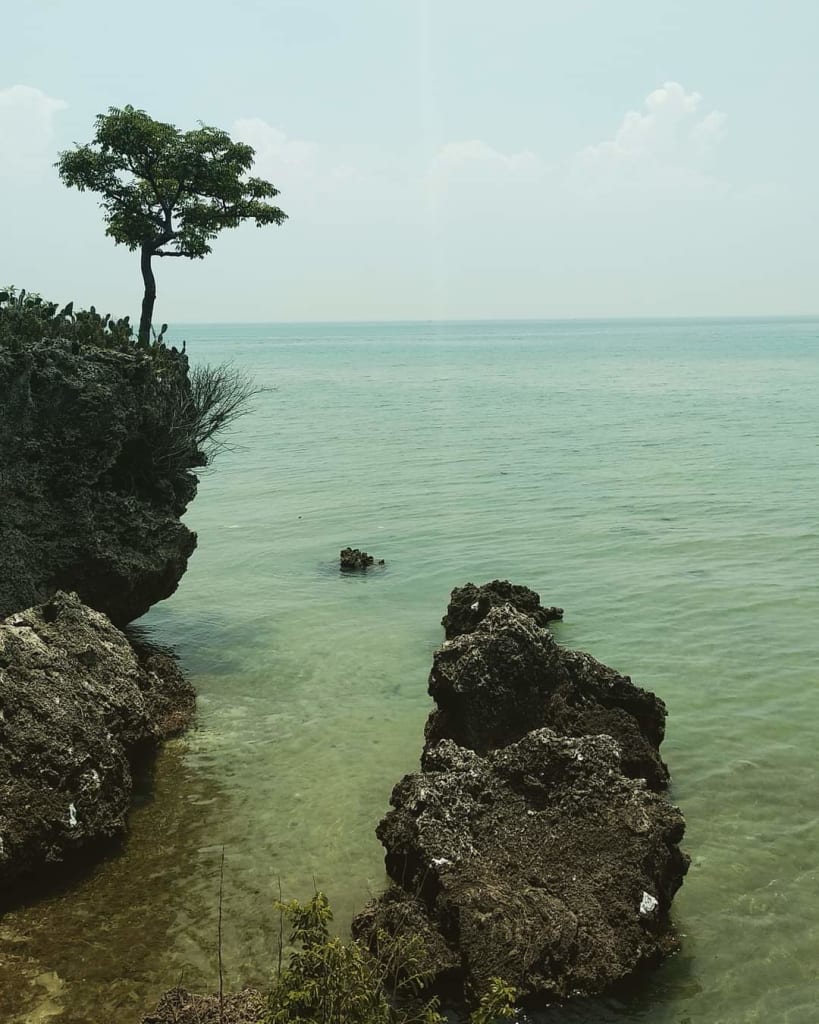 Keindahan Pantai Candin Di Pulau Mandangin, Sampang