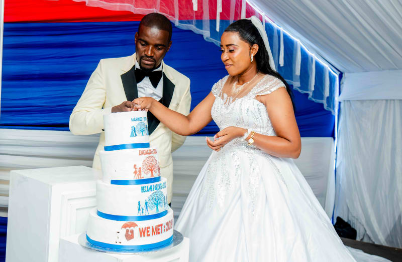 Couple cutting cake