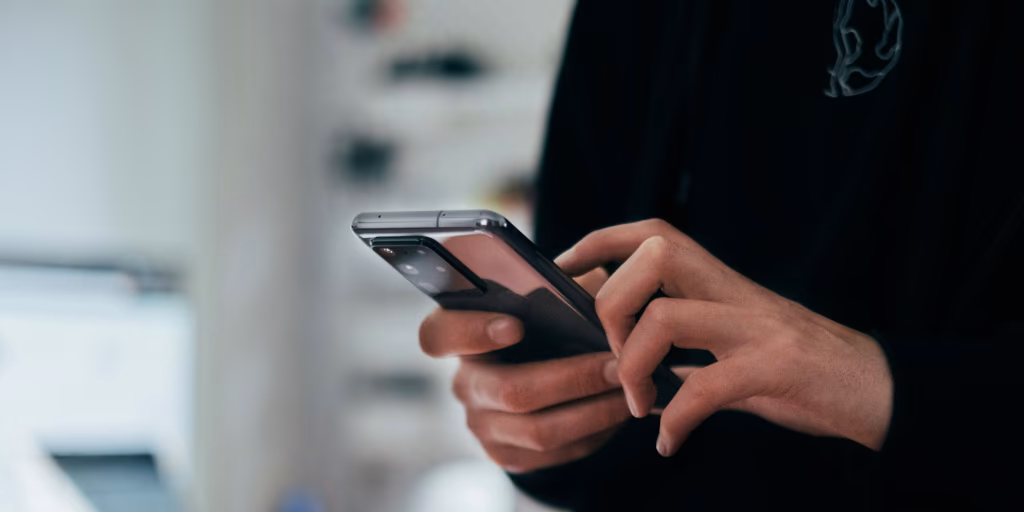Une personne qui utilise un smartphone