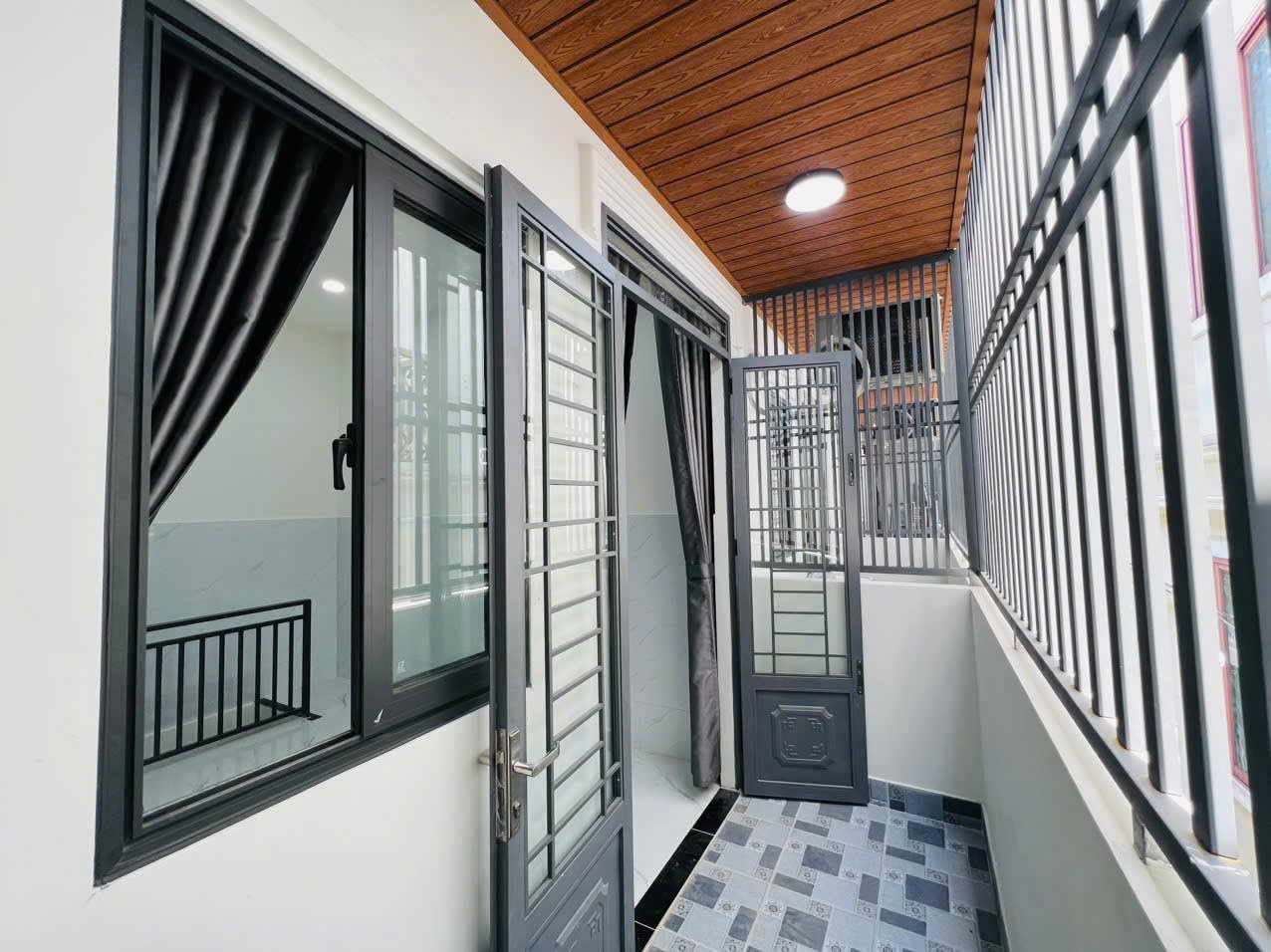 CHO THUÊ CHDV 1 TRỆT 1 LẦU, FULL NỘI THẤT CÓ BAN CÔNG TẠI 443 HUỲNH TẤN PHÁT - 2