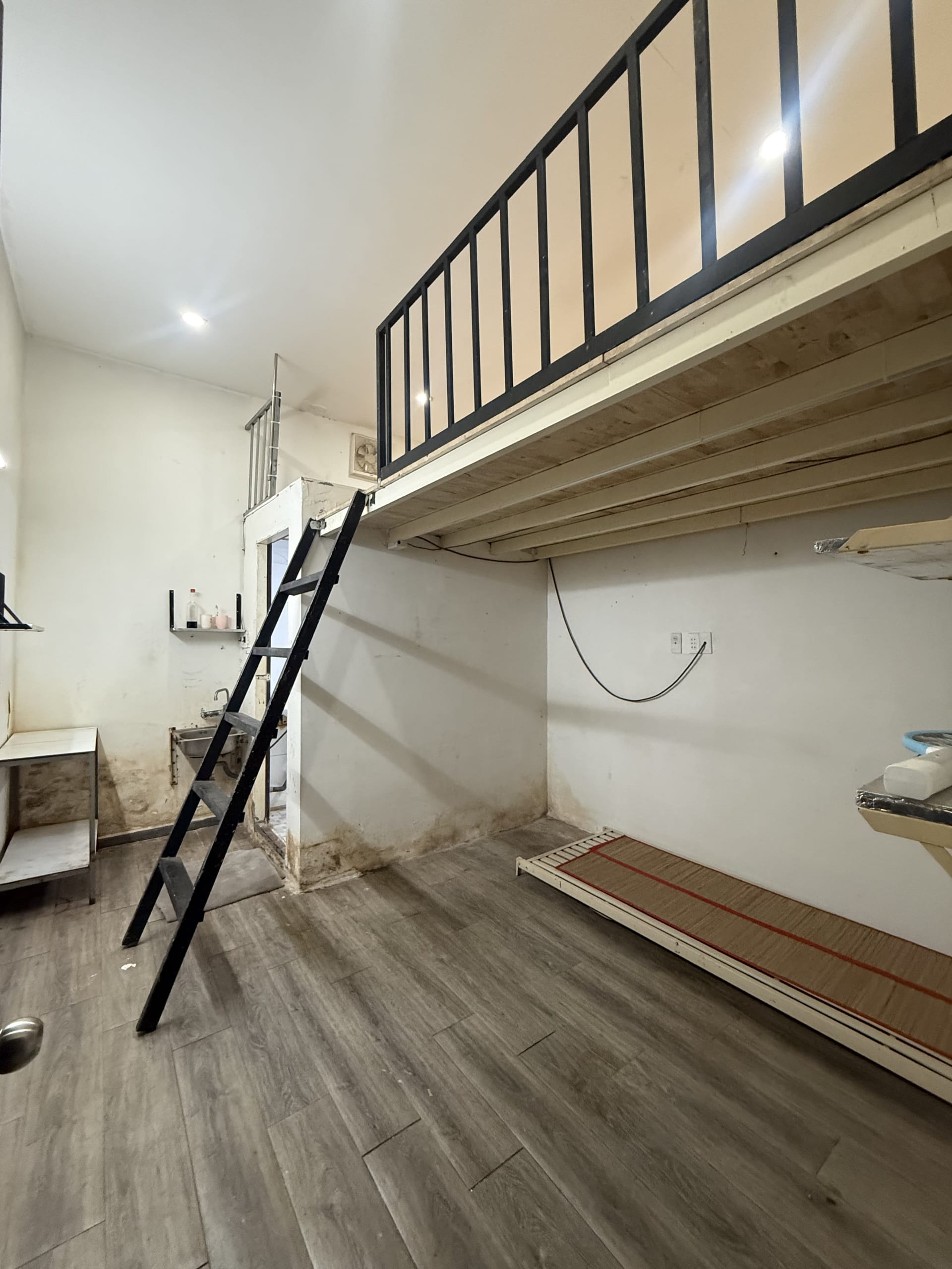 Phòng có gác giá rẻ tại 1135 Huỳnh Tấn Phát hình ảnh 1