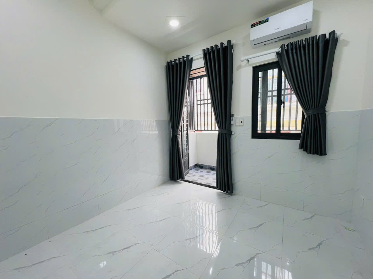CHO THUÊ CHDV 1 TRỆT 1 LầU, FULL NỘI THẤT CÓ BAN CÔNG TẠI 443 HUỲNH TẤN PHÁT - GẦN KHU CHẾ XUẤT - TRẦN TRỌNG CUNG hình ảnh 2