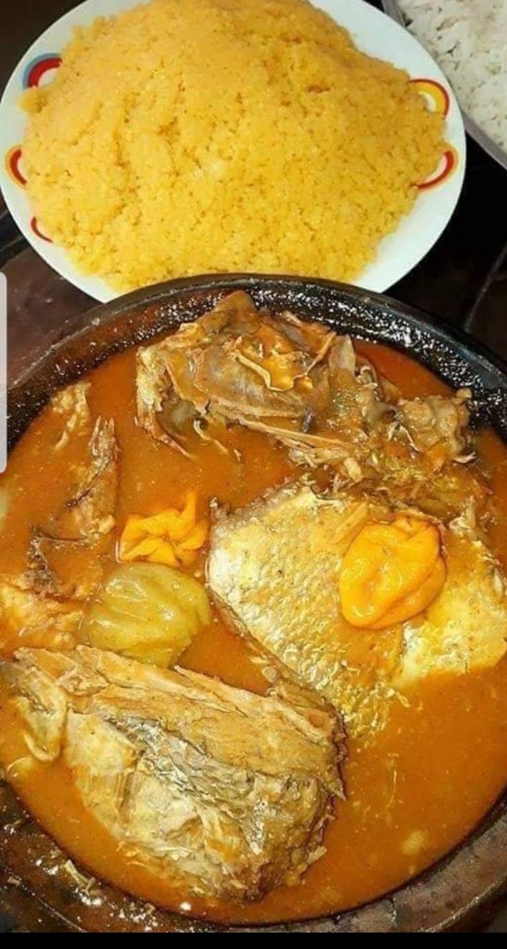 Soupe de Poisson Fine, Attiéké et son Filet d'Huile Rouge Crue