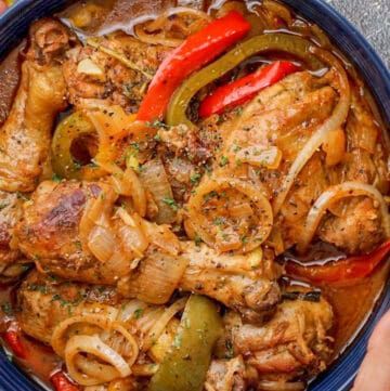 Sauté de Poulet à l'Étouffée et Igname Vapeur, Riz, attieke