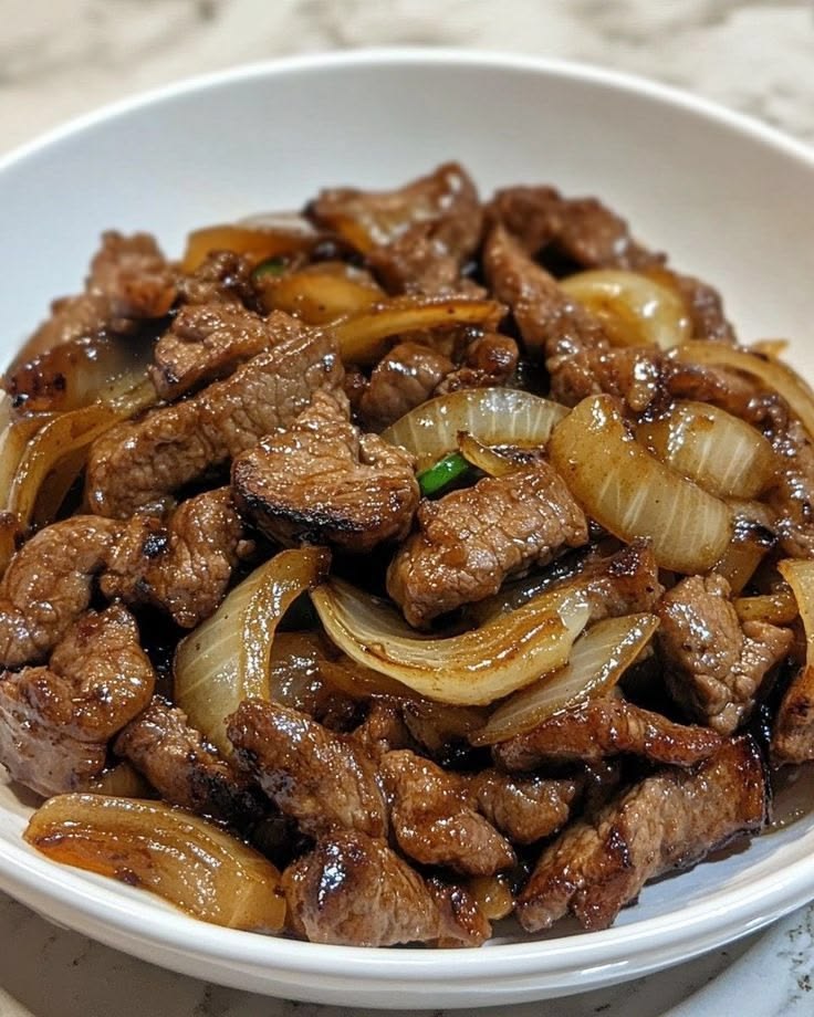 L’Émincé de Bœuf Sauté aux Oignons Doux