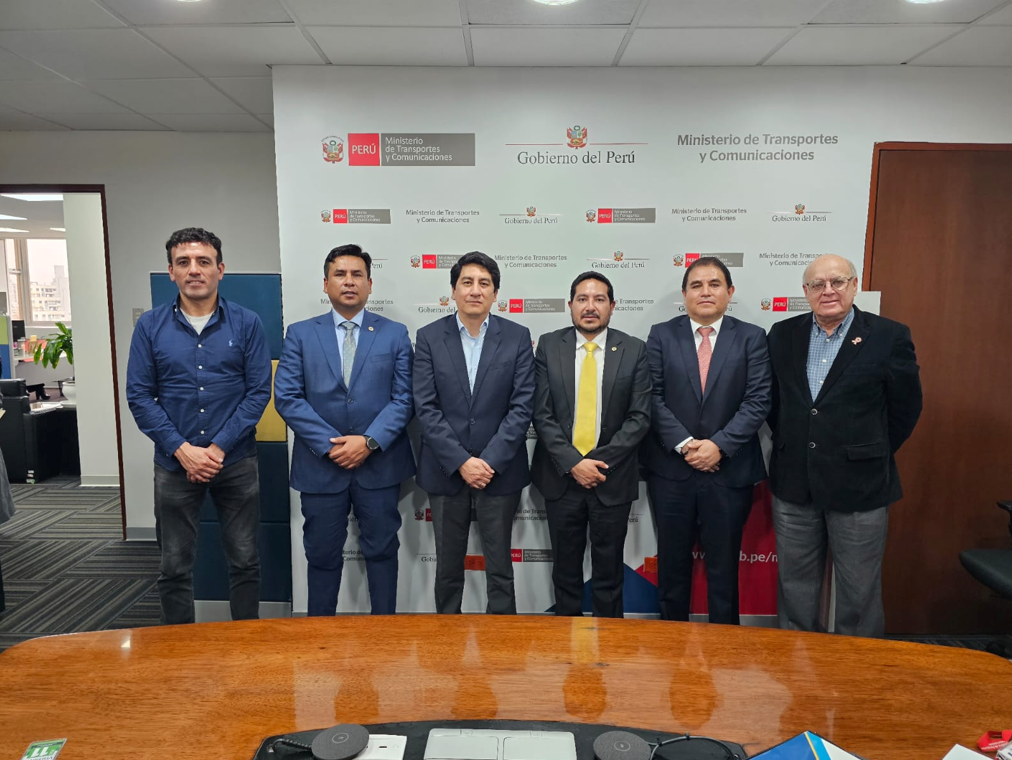 Dr. Luis Ruiz Ramos participa en mesa de trabajo sobre modernización del Aeropuerto de Cajamarca.