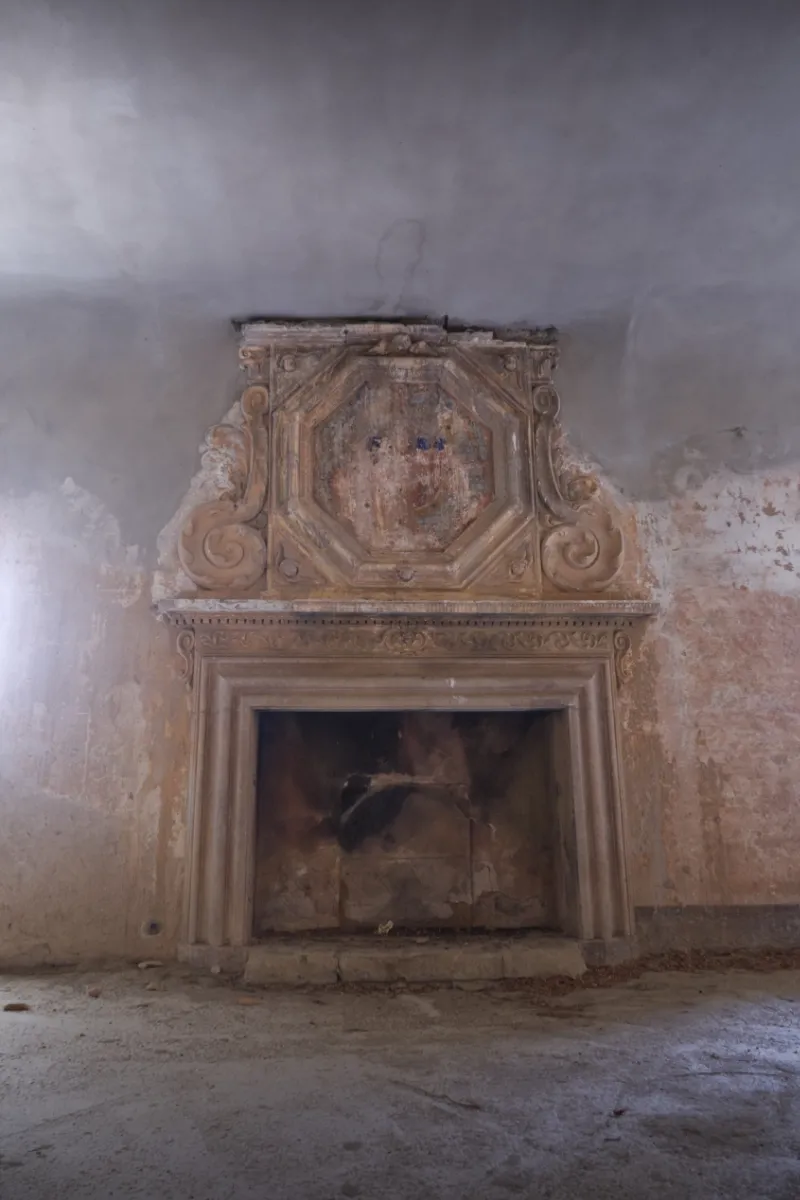 Uno dei camini del palazzo
