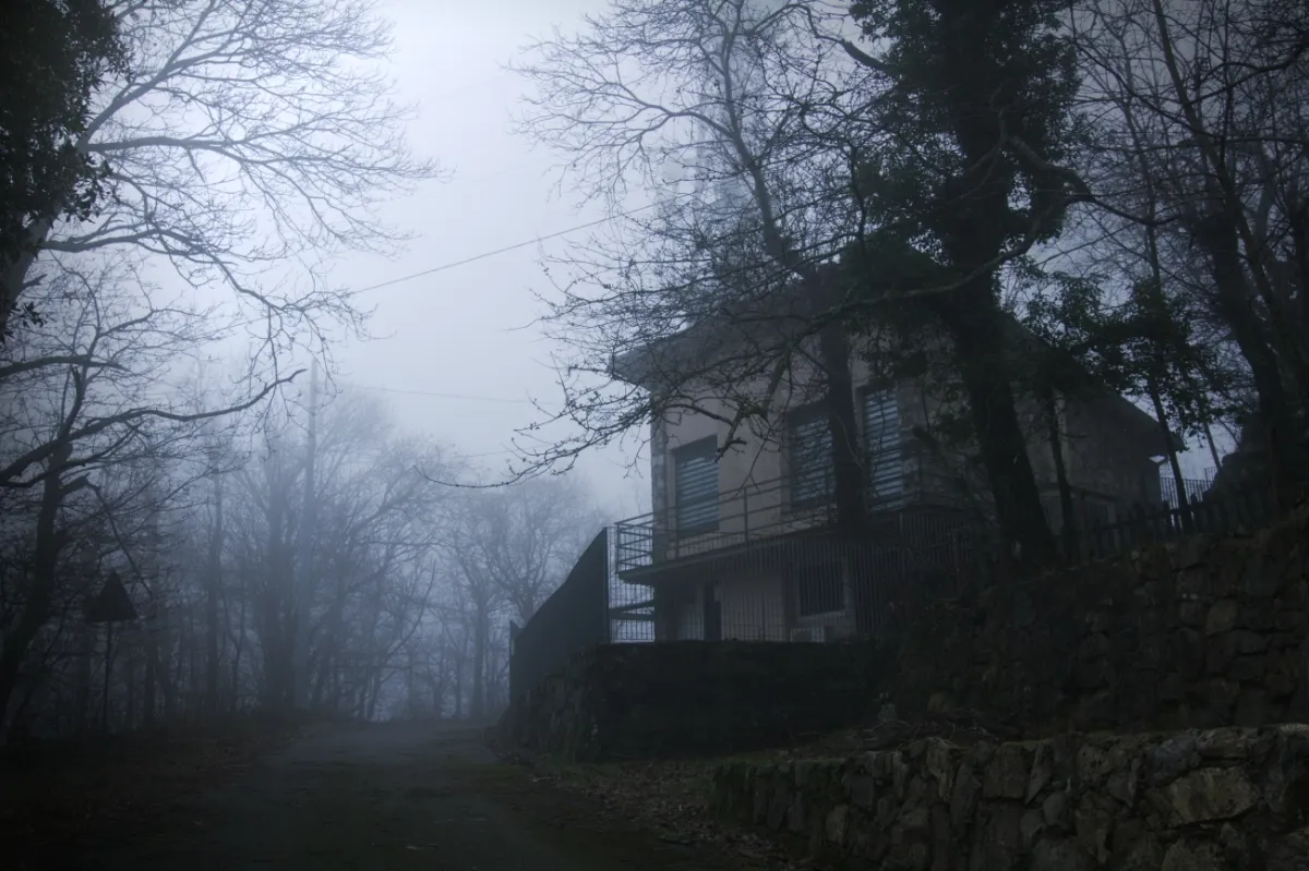 Villaggio abbandonato nella nebbia