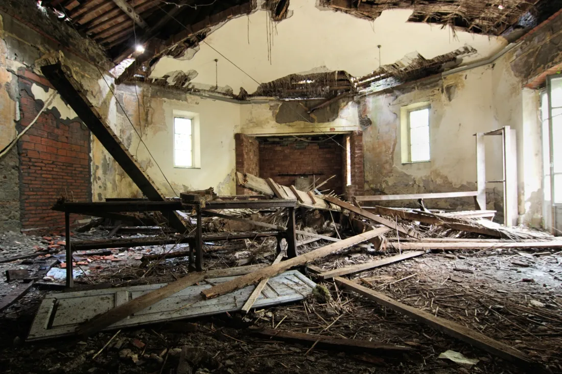 Stanza crollata adibita a chiesa