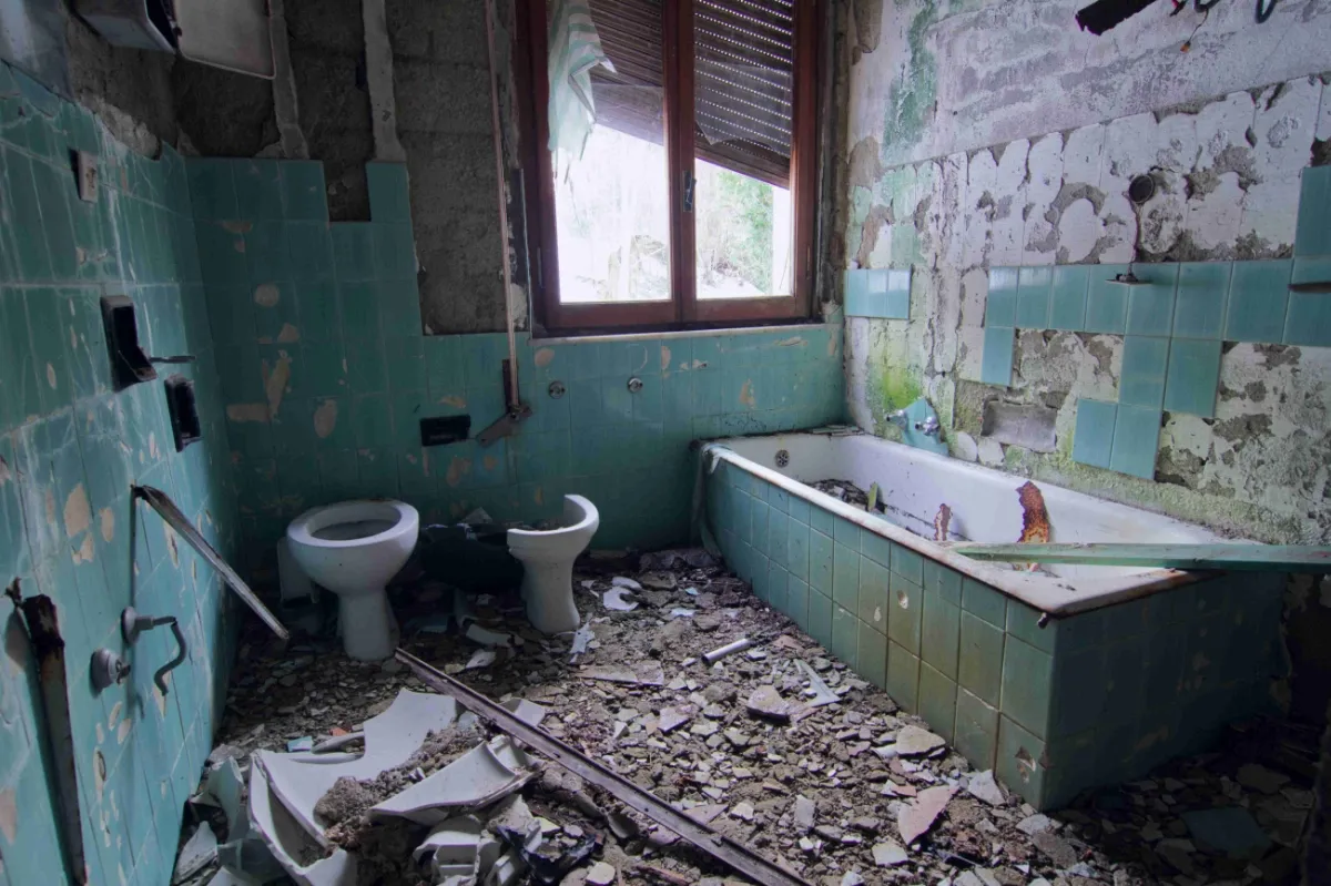 All'interno della casetta abbandonata nel bosco
