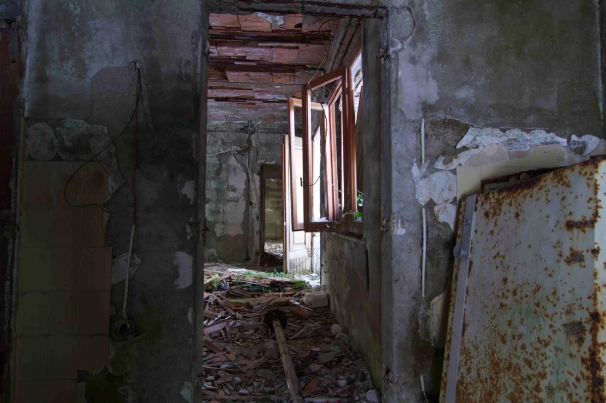 All'interno della casetta abbandonata nel bosco