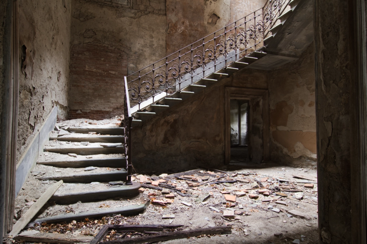 Scale distrutte della villa abbandonata