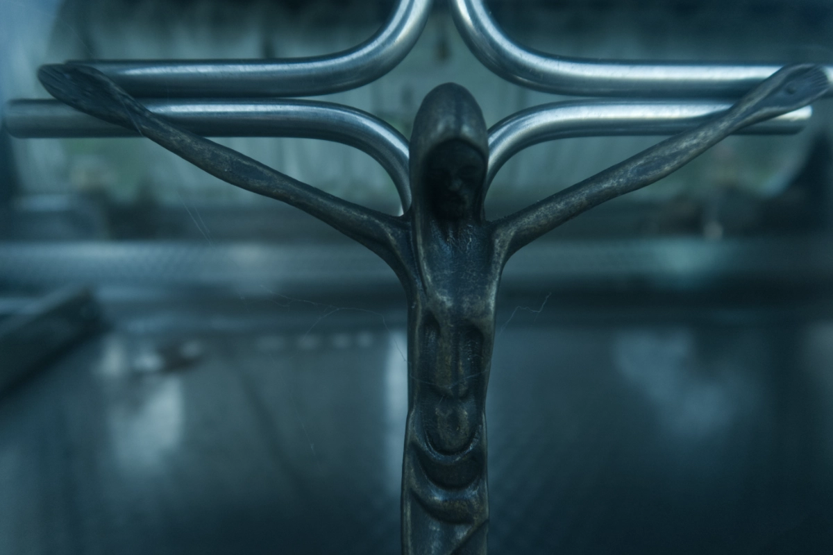 Crocifisso all'interno del carro funebre