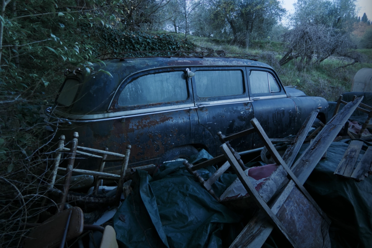 Uno dei tre carri funebri abbandonati