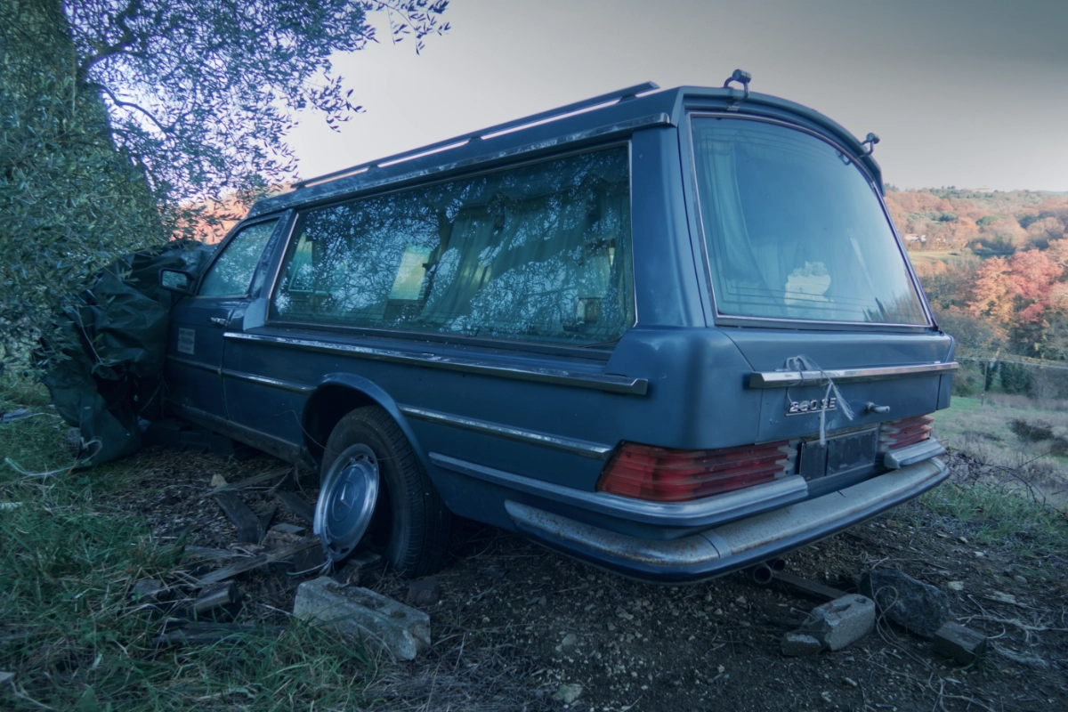 Uno dei tre carri funebri abbandonati