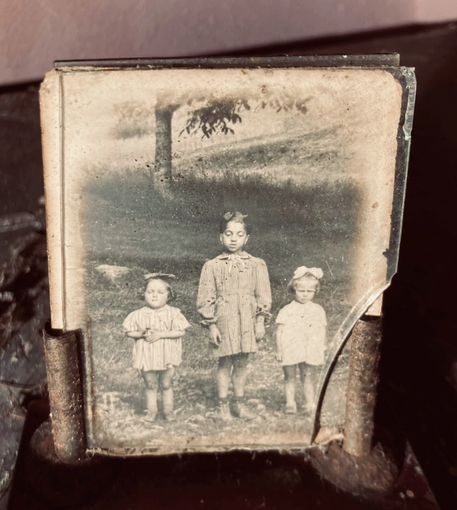 Foto d'epoca in bianco e nero raffigurante tre bambini