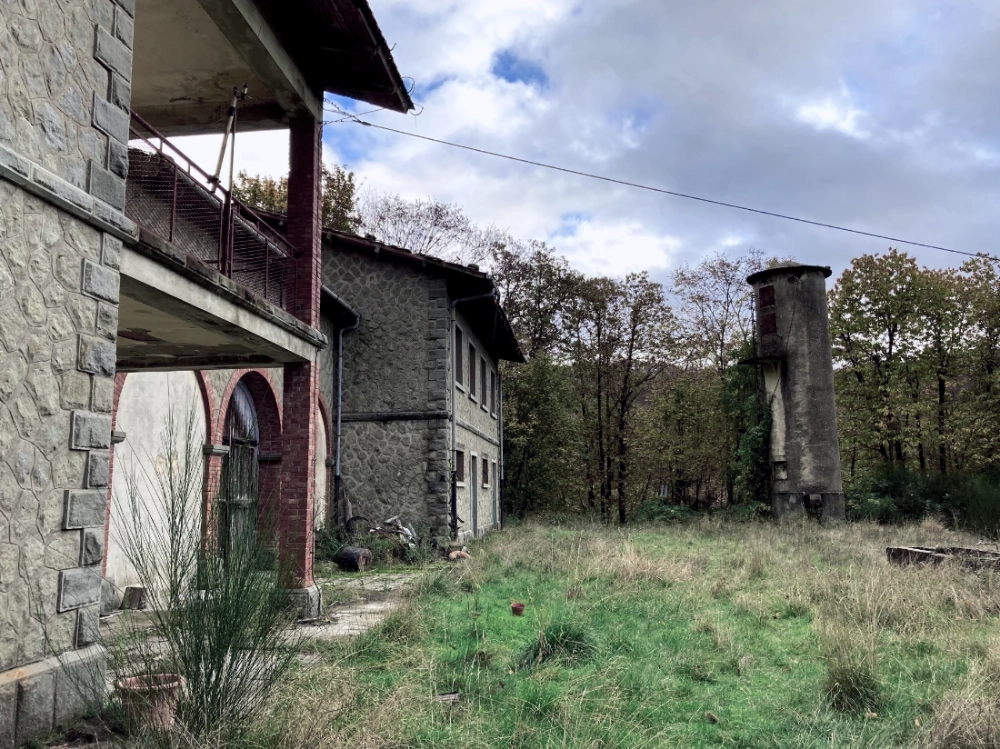 Esterno della fattoria abbandonata