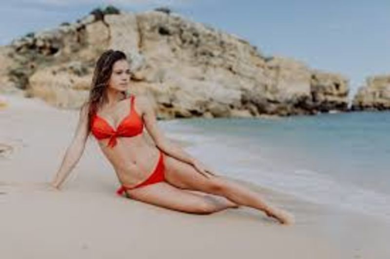 Фото опытной девушки в красном купальнике Фото опытной девушки в красном купальнике