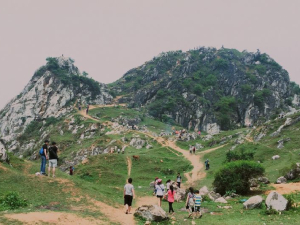 Du khách của Bạch Dương Adventure & Travel chụp ảnh giữa khung cảnh thiên nhiên