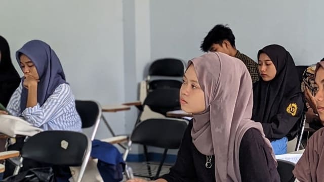 Mahasiswa belajar di STIE Dwimulya