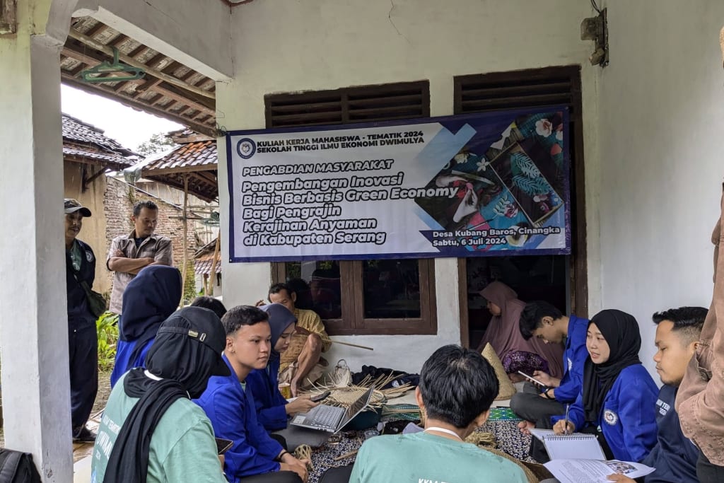 Mahasiswa KKM tematik anyaman bersama warga desa.