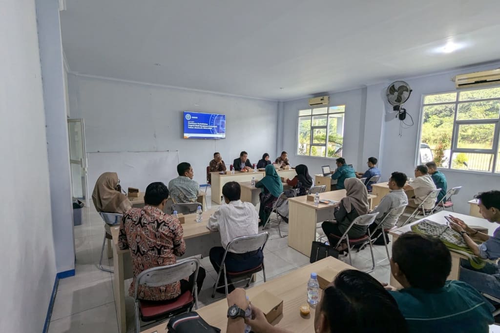 Dosen dan mahasiswa membahas kegiatan akademik.