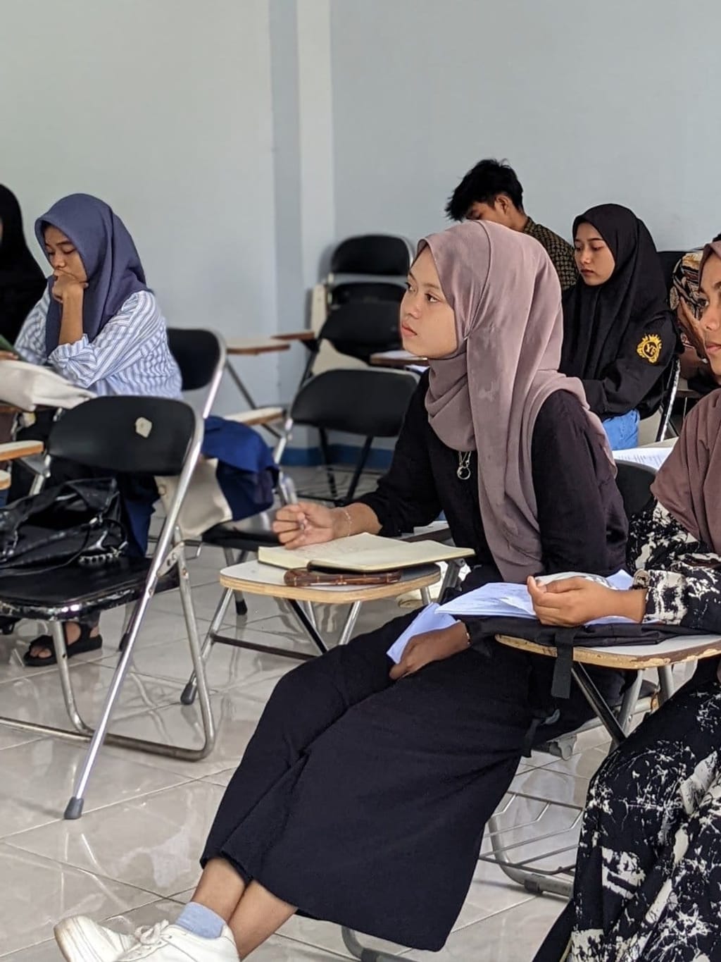 Mahasiswa berdiskusi dalam kegiatan pembelajaran.