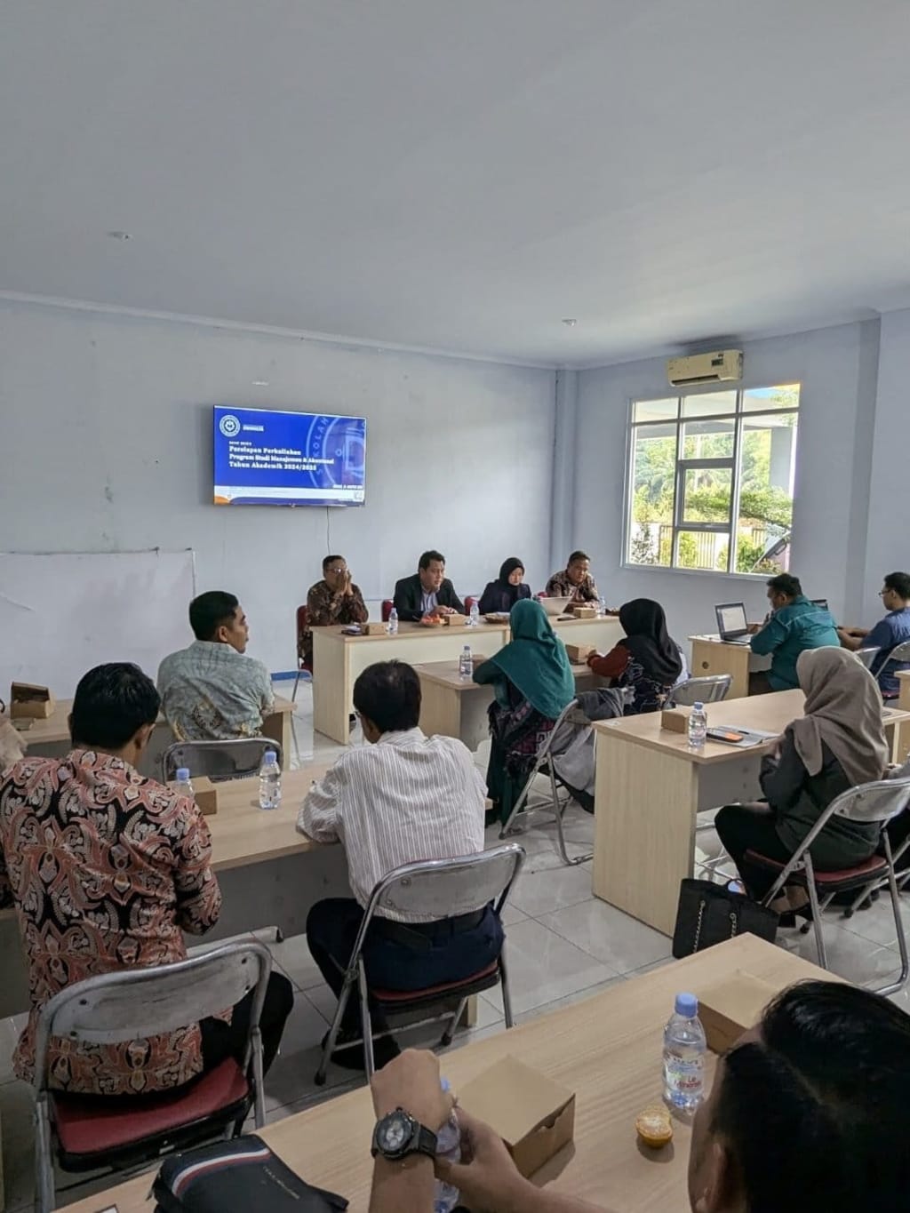 Dosen membahas kurikulum Program Studi Akuntansi.