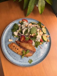 Salada mediterrânea com filé de tilápia