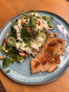 Salada mediterrânea com filé de frango