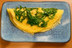 Omelete, couve, frango e queijo coalho