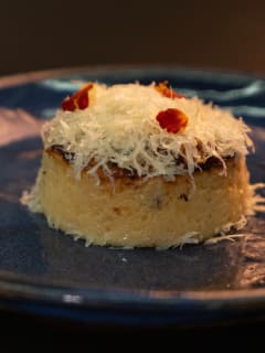 Queijadinha com coco amanteigado e chuva de parmesão