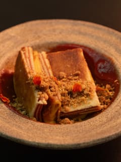 Tostex de bolo de rolo com crumble de queijo