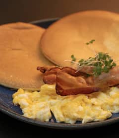 Panqueca de ovo e bacon