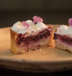 Tartelete de limão com geleia de frutas vermelhas e manjericão.