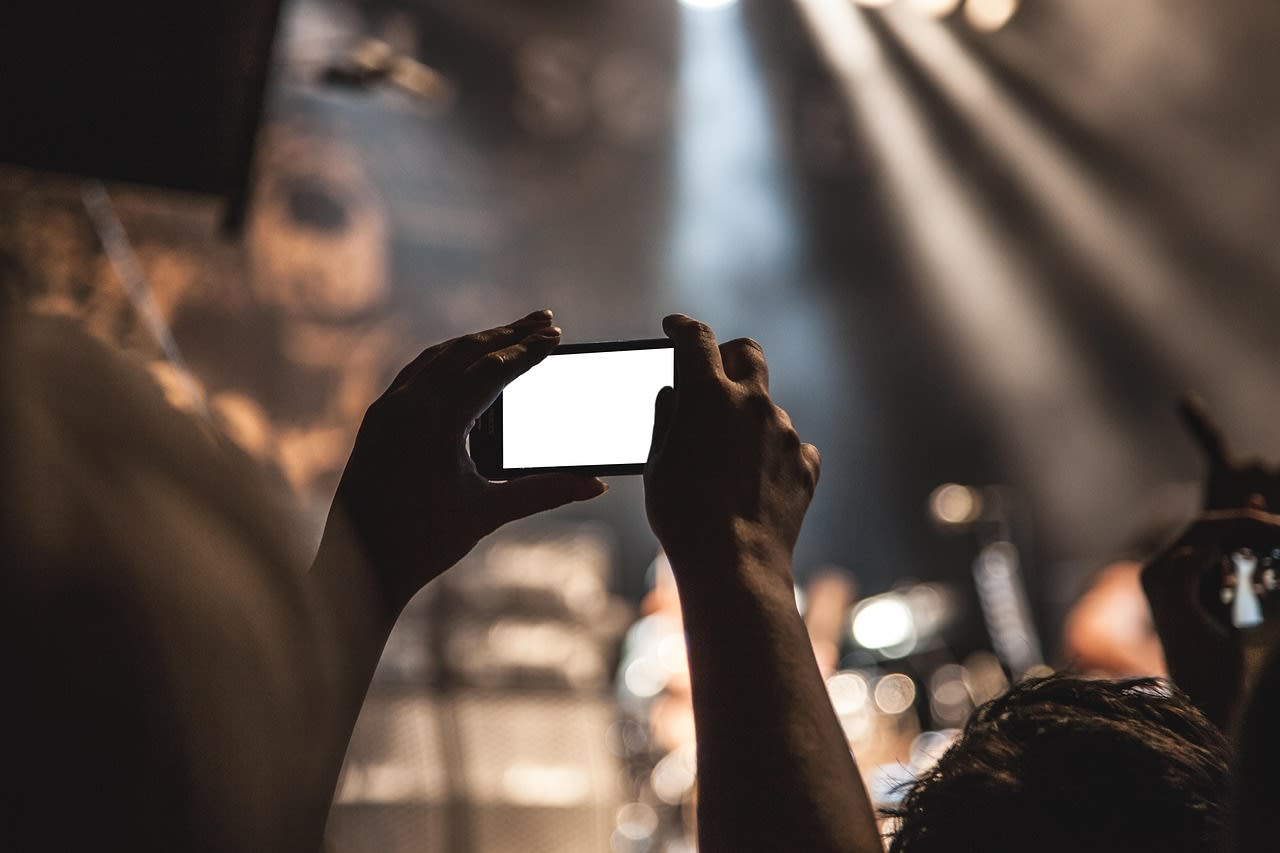 smartphone, hands, screen, phone screen, lcd screen, phone photography, taking pictures, audience, photography, filming, camera, fans, concert