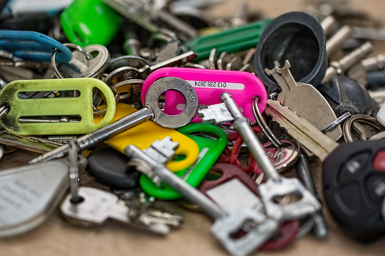 keys, open locks, security, unlock, secure, bunch, pile, heap, access, safety, protection, car key, house key, keyring, keychain, confusion, confused