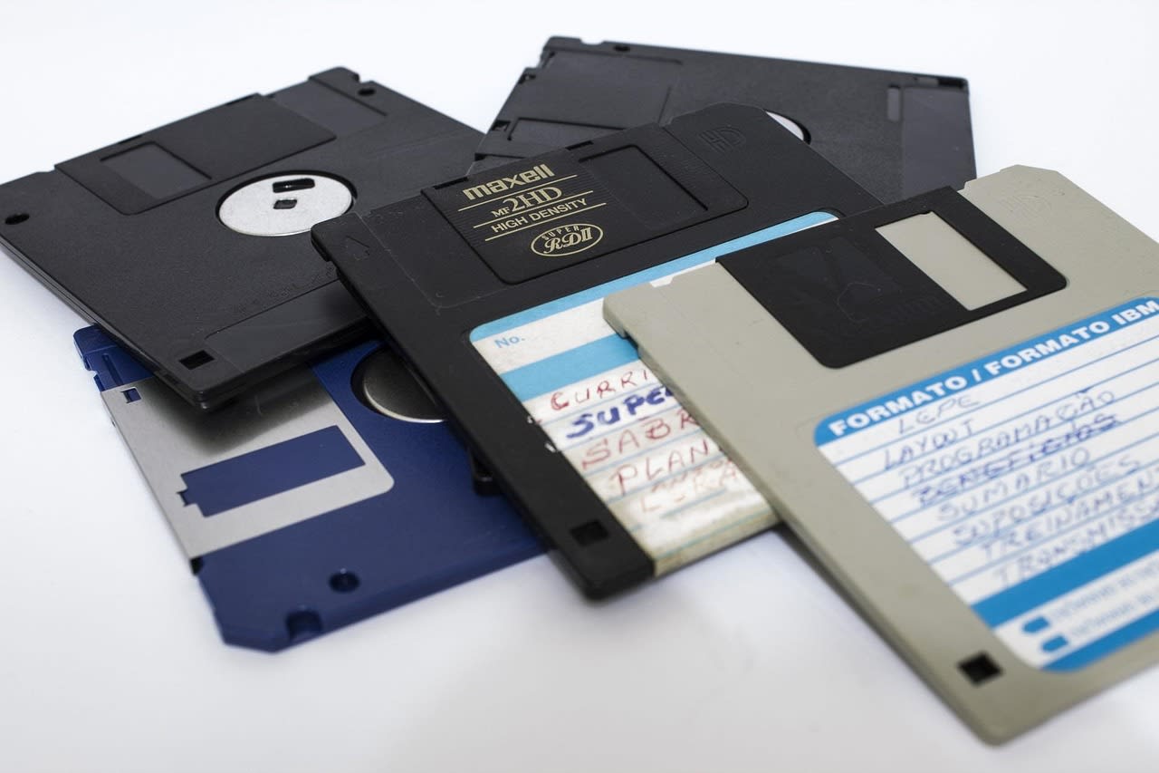 floppy disk, data, computer, technology, disk, floppy, diskette, memory, media, plastic, obsolete, storage, magnetic, outdated, backup, label