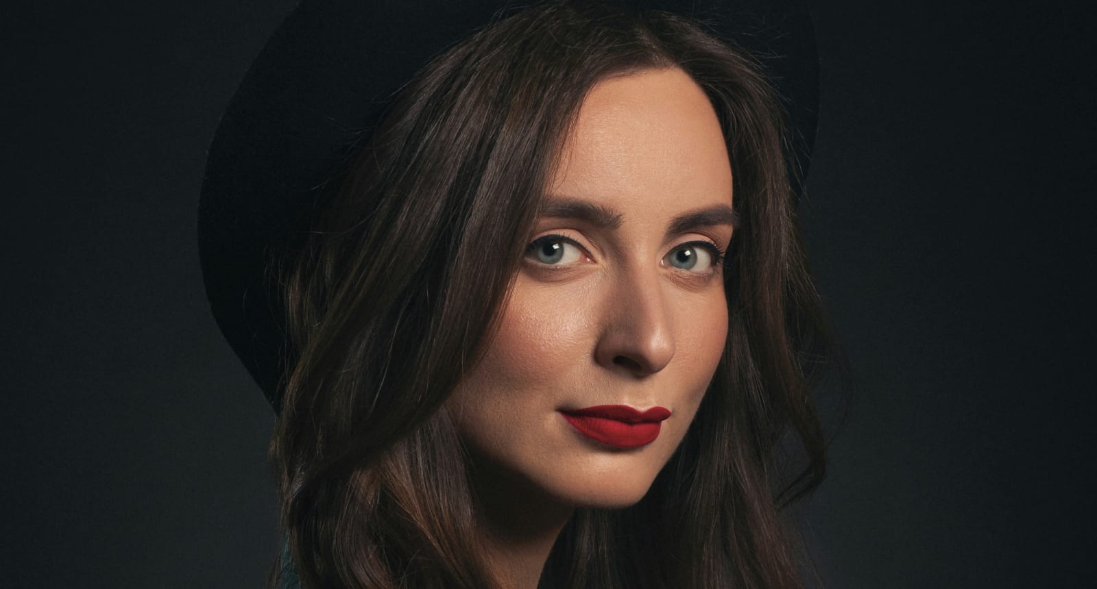 Retrato de estudio de una modelo de moda, referencia visual de los gemelos digitales generados con IA
