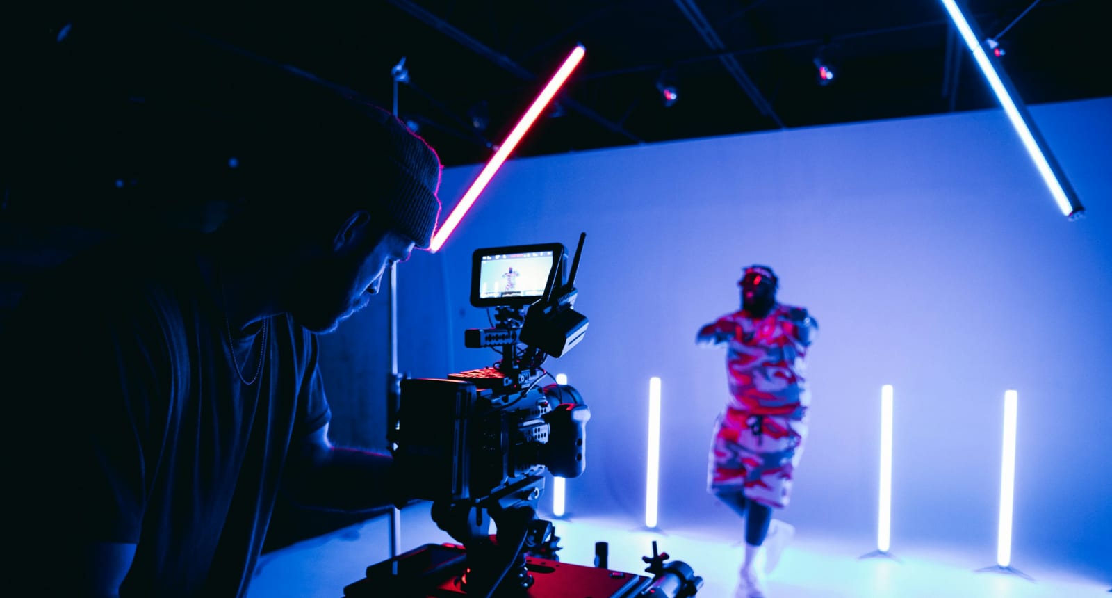 Rodaje de vídeo de moda con cámara e iluminación de neón, producción audiovisual asistida por IA