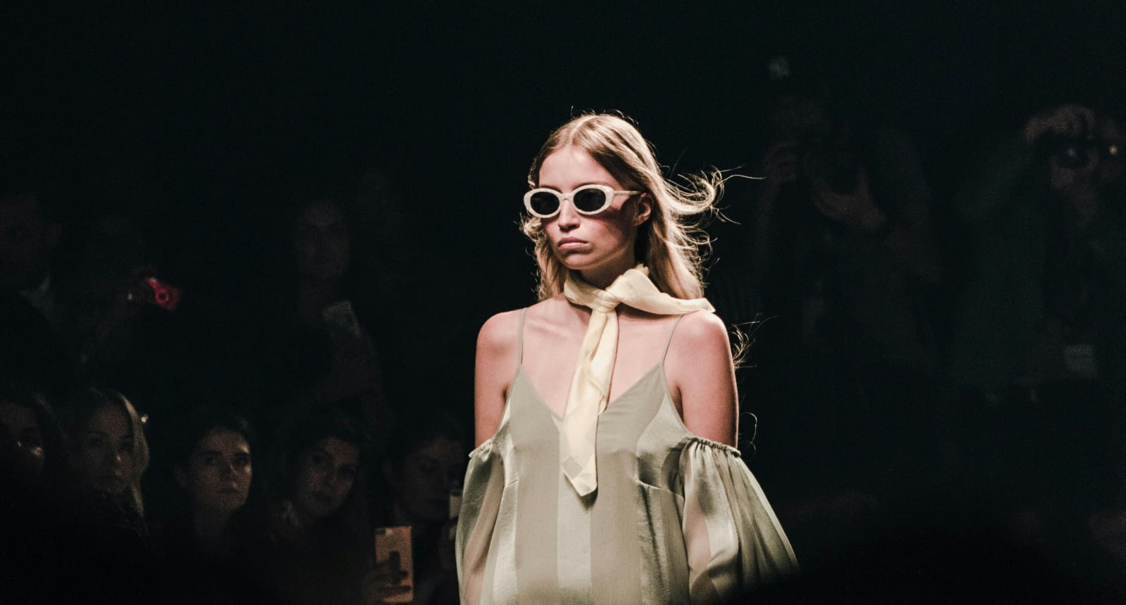 Modelo desfilando en una pasarela durante la Fashion Week de Nueva York 2026