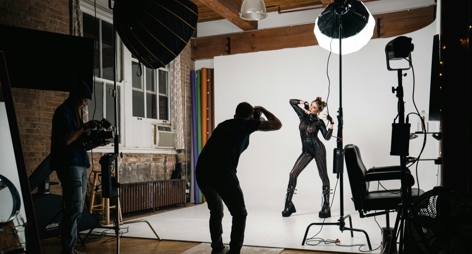 Sesión de fotografía de moda en estudio con flashes y modelo, el proceso que las plataformas de IA quieren automatizar