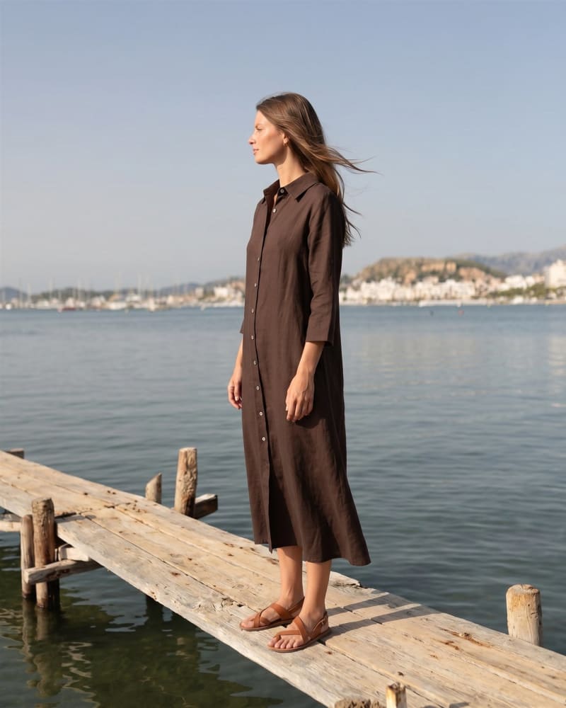 Vestido camisero de lino marrón en embarcadero, fotografía de moda ecommerce con modelo IA