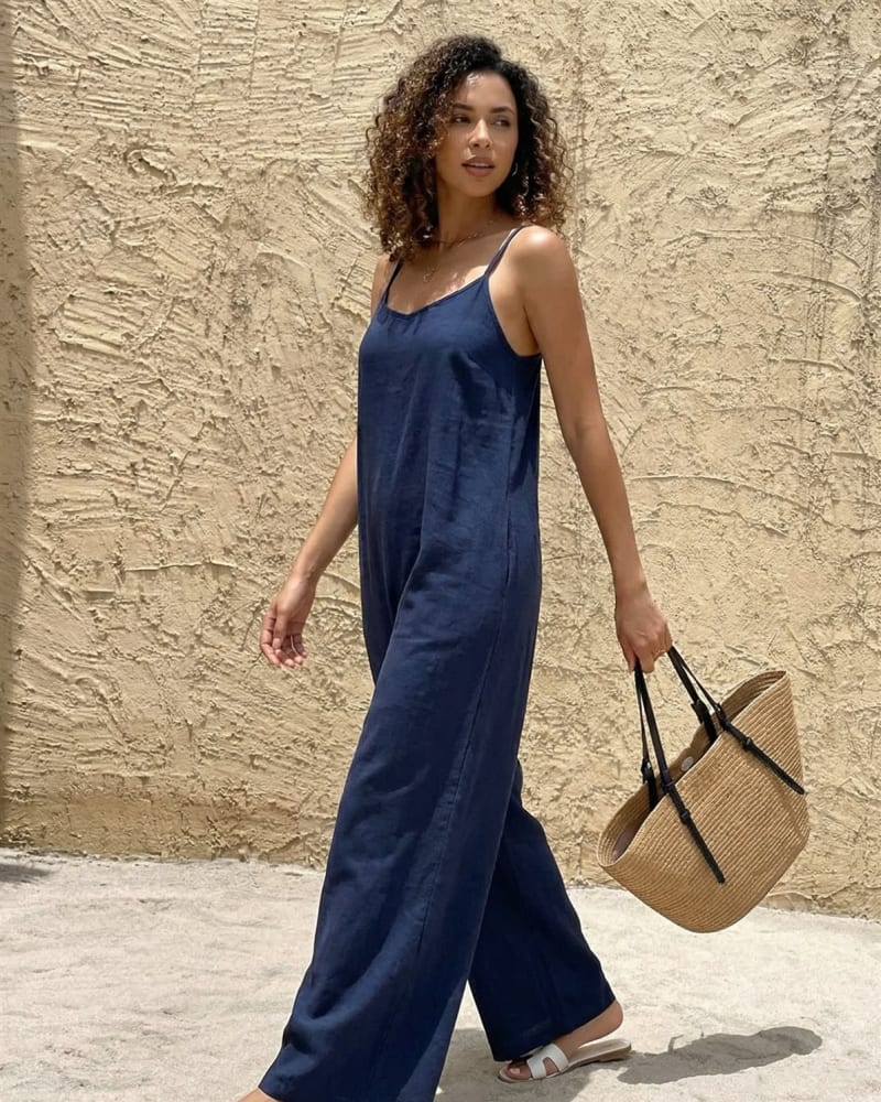 Mono azul marino con capazo de rafia, street style ecommerce con modelo IA