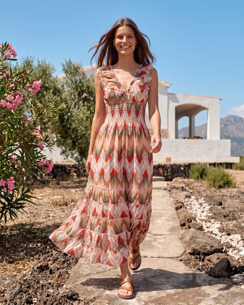 Vestido largo boho estampado zigzag, fotografía de moda ecommerce en exteriores con IA
